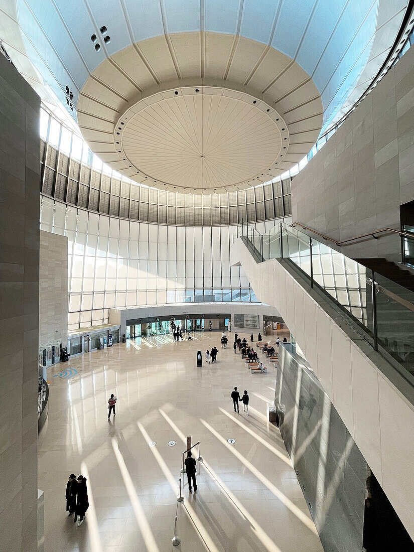 sonnendurchflutetes Foyer des Nationalmuseums mit flanierenden Besuchern, Seoul, Südkorea, Asien