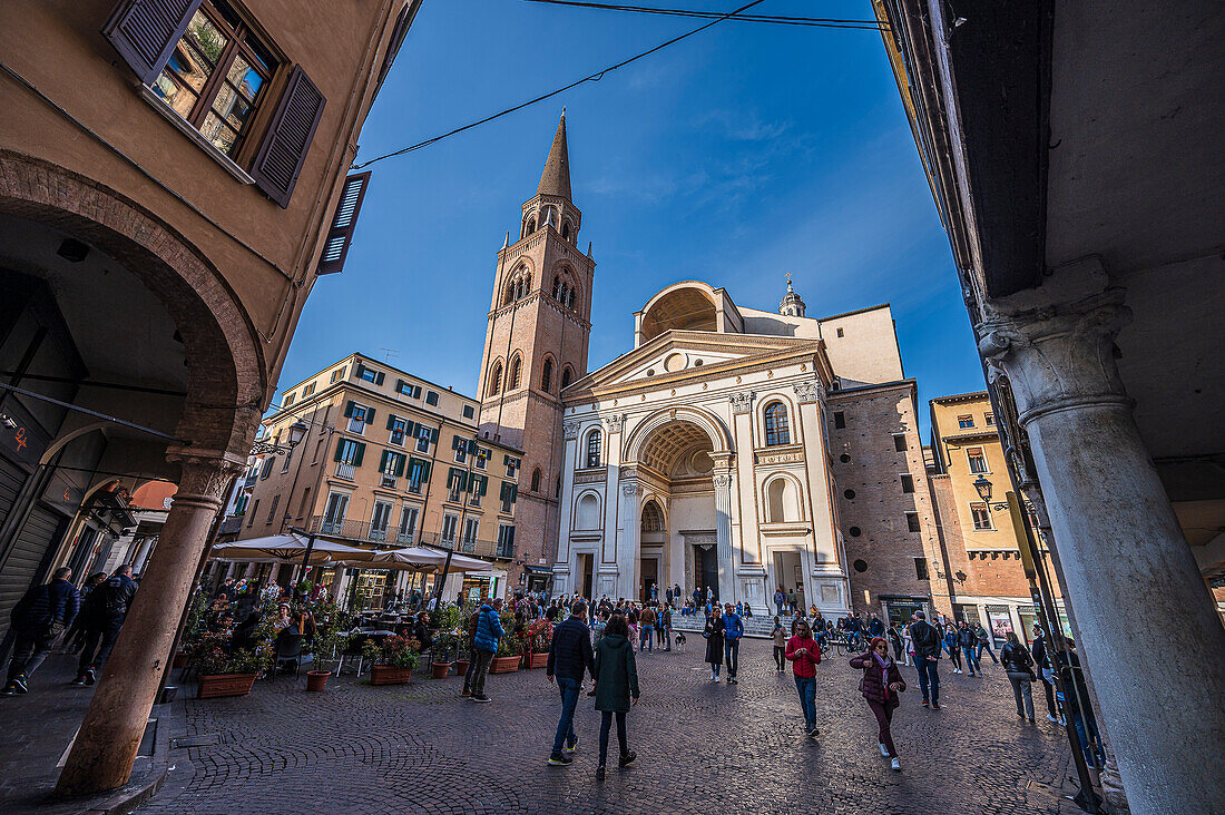 Menschen an der Kirche Basilika Sant’Andrea am Piazza Andrea Mantegna, Stadt Mantua, Provinz Mantua,  Lombardei, Italien, Europa