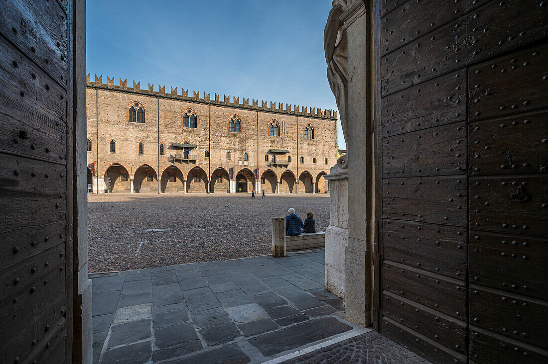 Blick zum Herzogspalast, Palazzo Ducale am Abend, Piazza Sordello, Stadt Mantua,  Provinz Mantua, Lombardei, Italien, Europa