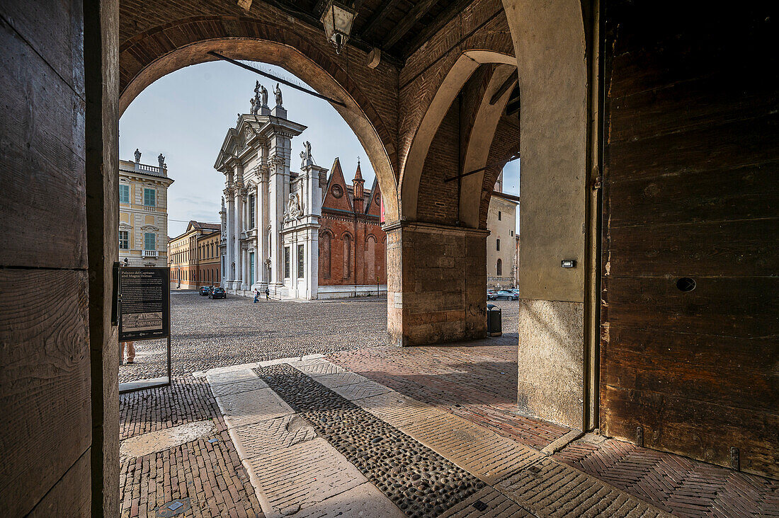  Piazza Sordello square with Palazzo Ducale palace with arcades, city of Mantua, Church of the Apostle Peter Cathedral in the background, province of Mantua, Mantova, on the river Mincio, Lombardy, Italy, Europe 