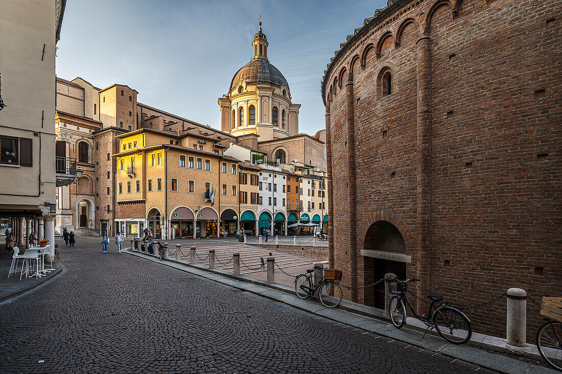  Rotonda di San Lorenzo Church on Piazza delle Erbe, Mantua City, Mantua Province, Mantova, on the Mincio River, Lombardy, Italy, Europe 