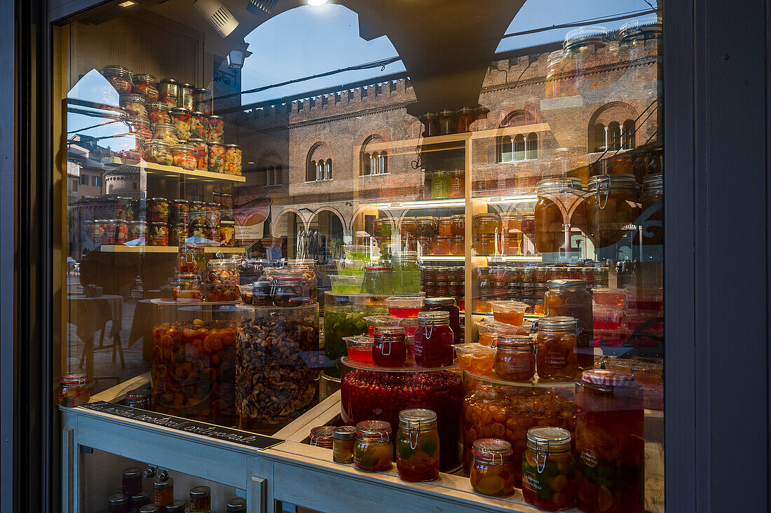 Delikatessengeschäft mit eingelegten Früchten und Gemüse in der Auslage, Altstadt, Stadt Mantua, Provinz Mantua, Lombardei, Italien, Europa