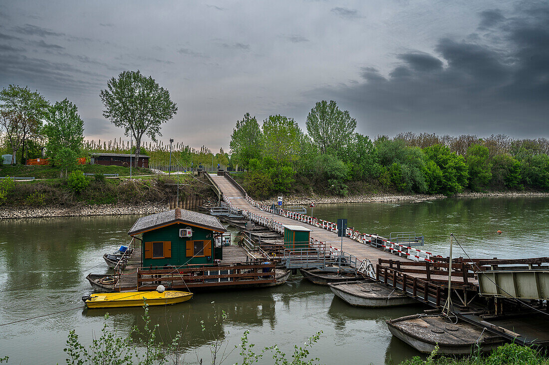  Pontoon bridge over the PO in the Cesole Mantua, Ponte di barche sull&#39;Oglio, Province of Mantua, Mantova, on the river Mincio, Lombardy, Italy, Europe 