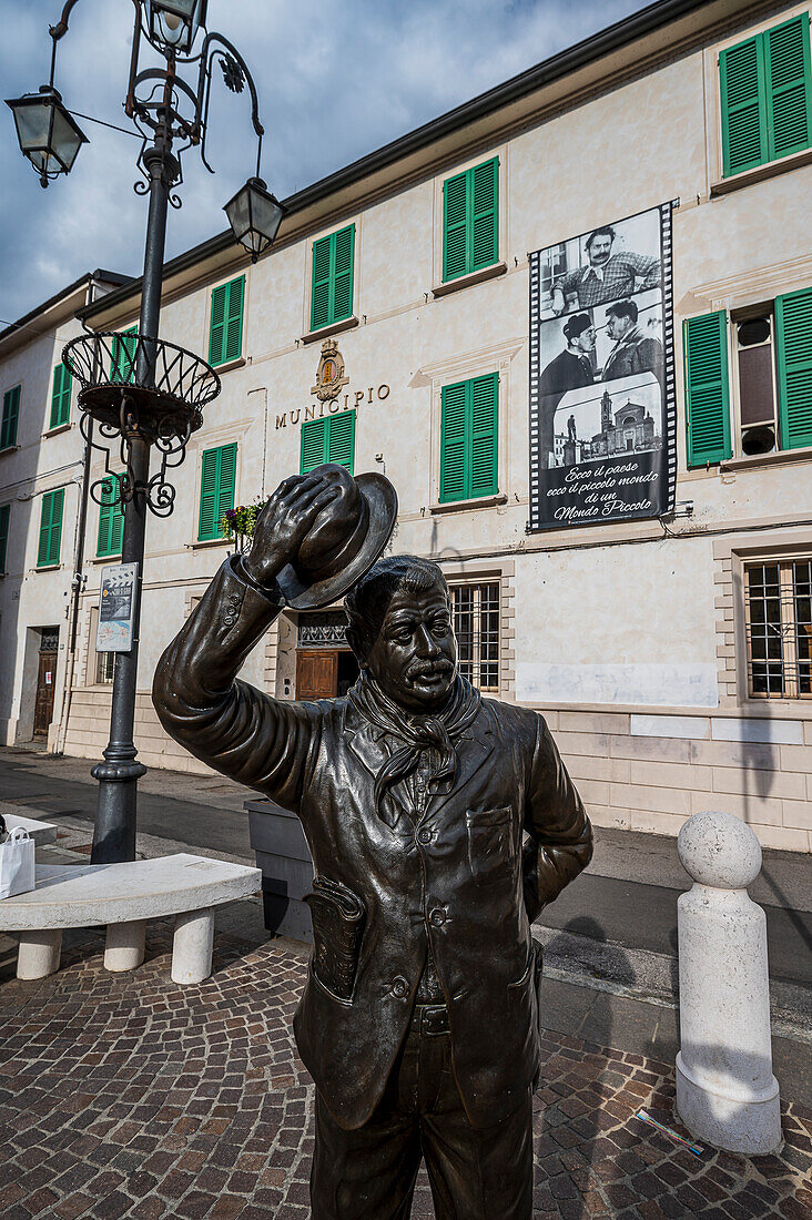 Skulptur von Peppone vor Rathaus und Filmkulisse, Dorf Brescello, Region Emilia-Romagna, Italien, Europa