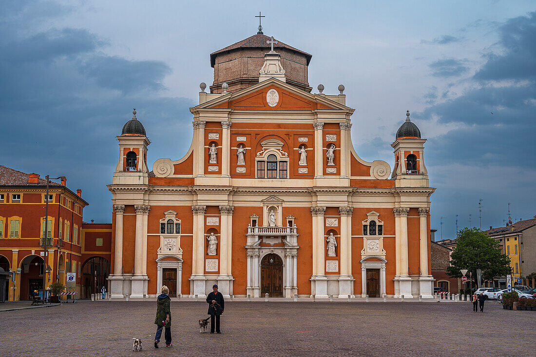  Dogs with people in front of Carpi Cathedral, Basilica di Santa Maria Assunta, Piazza dei Martiri, Carpi, Province of Modena, Region of Emilia-Romagna, Italy, Europe 