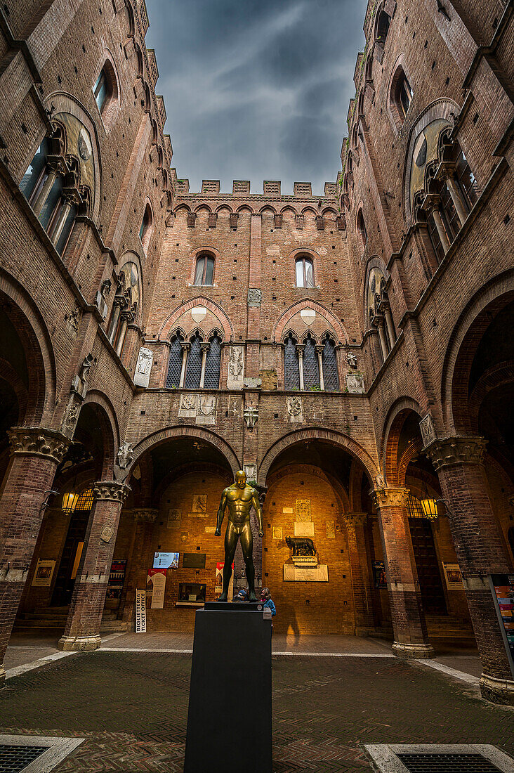  Courtyard of the town hall Palazzo Pubblico, Piazza Del Campo, Siena, Tuscany region, Italy, Europe 