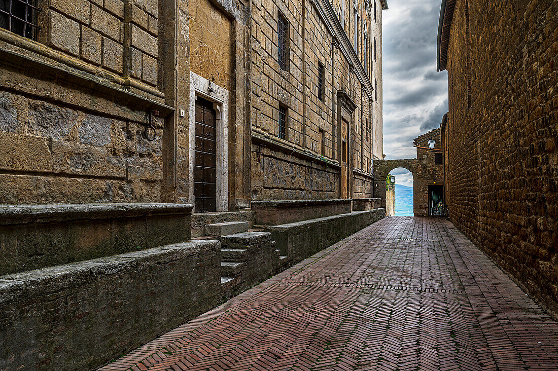  Alley with view of the plain, Pienza, Tuscany region, Italy, Europe 