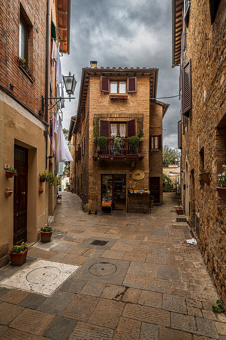 Blick durch eine Gasse in der Altstadt, Pienza, Region Toskana, Italien, Europa