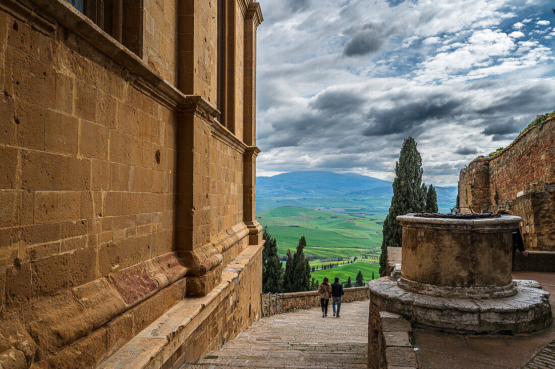  People at city wall looking out into the landscape, Pienza, Tuscany region, Italy, Europe 