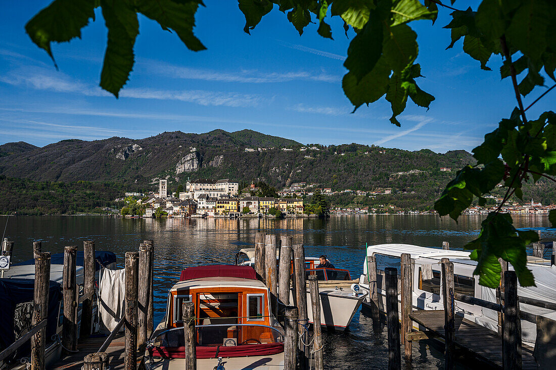 Wassertaxi und Blick zur Insel Isola San Giulio vom Hafen Orta San Giulio, Piazza Motta, Ortasee Lago d’Orta, Provinz Novara, Region Piemont, Italien, Europa