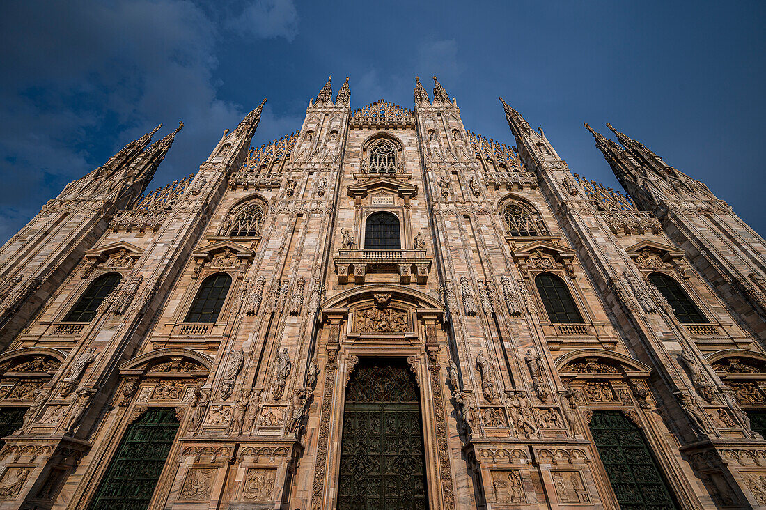  Exterior facade of the cathedral, Piazza del Duomo with the cathedral, Milan Cathedral, Metropolitan City of Milan, Metropolitan Region, Lombardy, Italy, Europe 