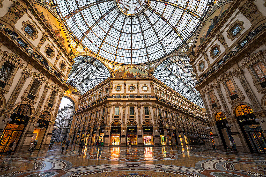 Ladenzeile und Glasgewölbe in der Einkaufsmeile Galleria Vittorio Emanuele II, Piazza del Duomo, Mailand, Lombardei, Italien, Europa