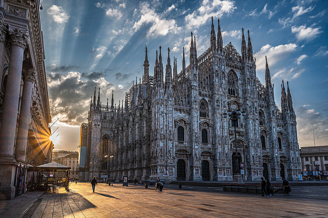 Piazza del Duomo mit dem Dom und Triumphbogen der Galleria Vittorio Emanuele II im Morgenlicht, Mailand, Lombardei, Italien, Europa