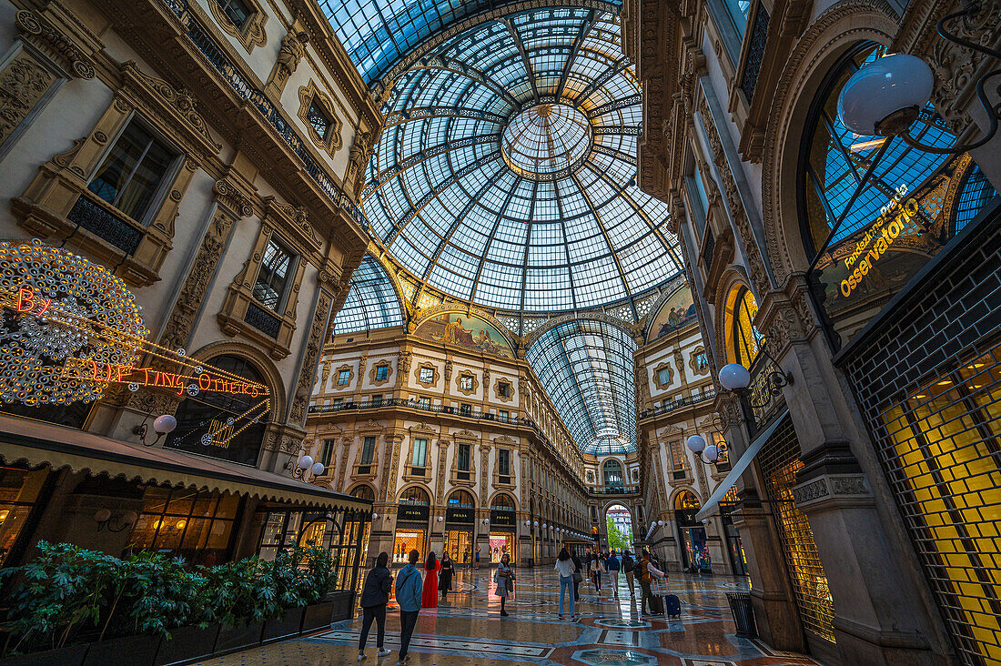 Glaskuppel in der Einkaufsmeile Galleria Vittorio Emanuele II, Piazza del Duomo, Mailand, Lombardei, Italien, Europa