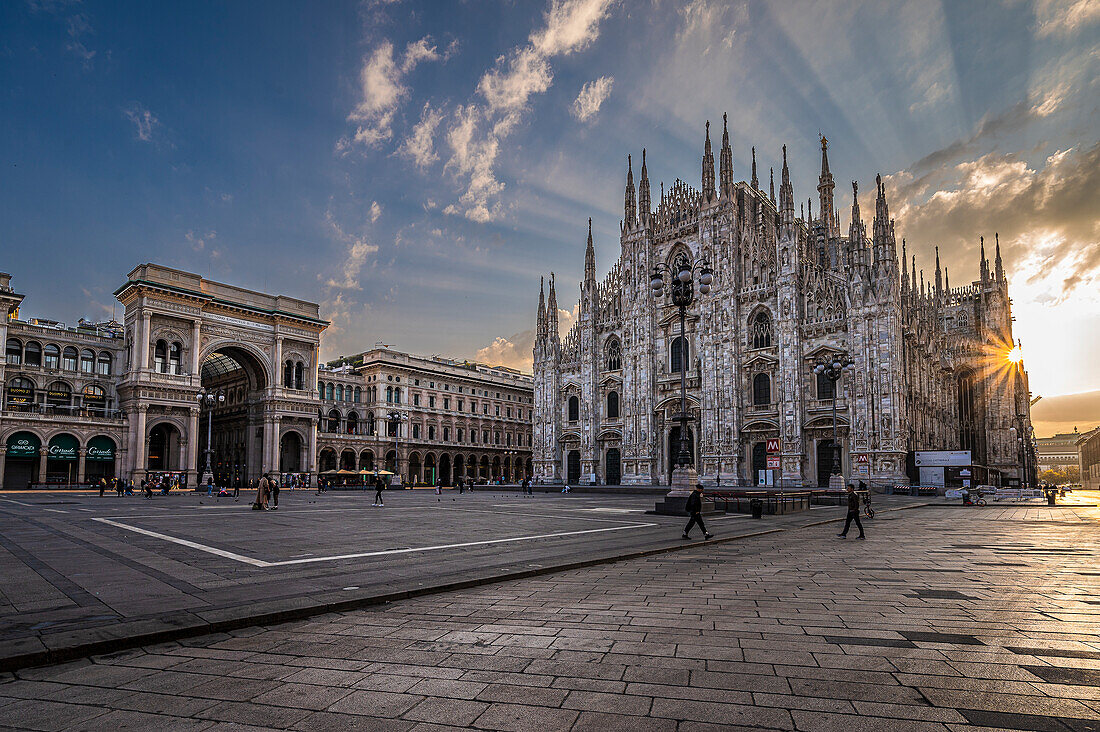  Piazza del Duomo with the cathedral and the triumphal arch of the Galleria Vittorio Emanuele II, Milan Cathedral, Metropolitan City of Milan, Metropolitan Region, Lombardy, Italy, Europe 