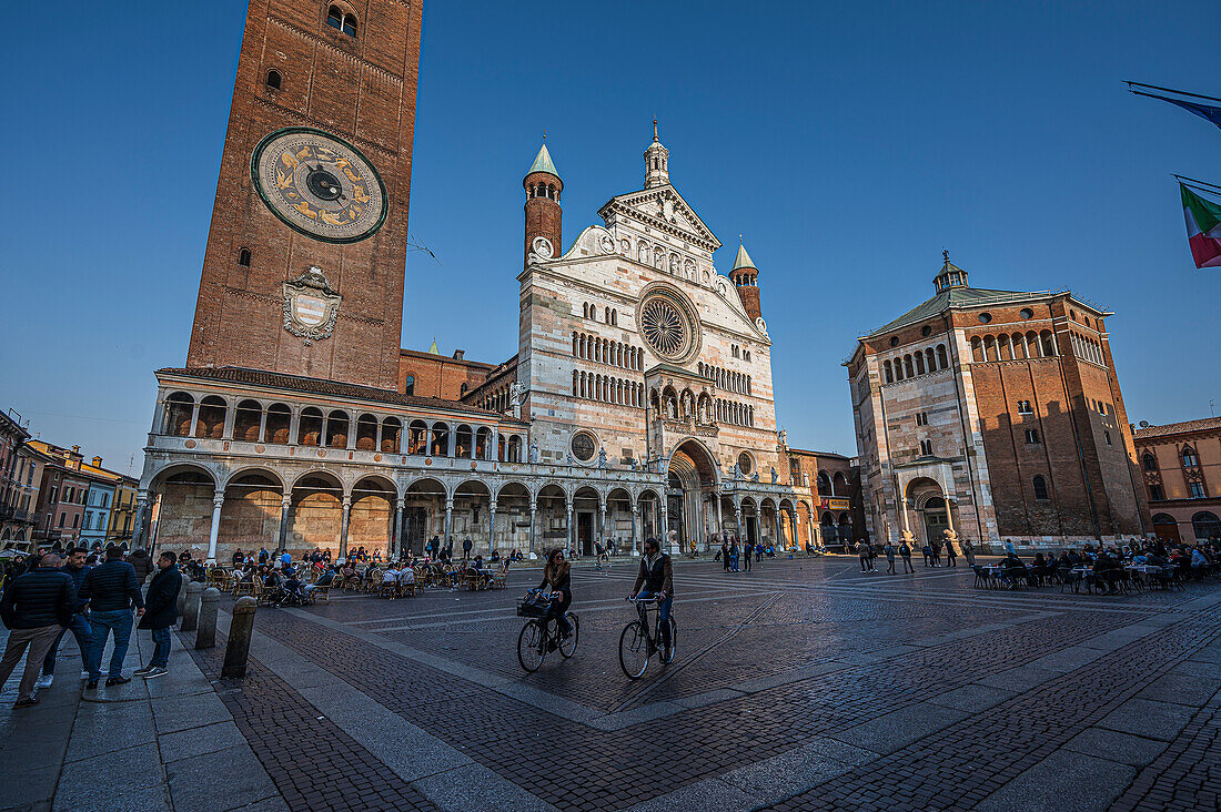  Cafe with chairs on the square with Cremona Cathedral, Piazza Duomo Cremona, Cremona, Cremona Province, Lombardy, Italy, Europe 
