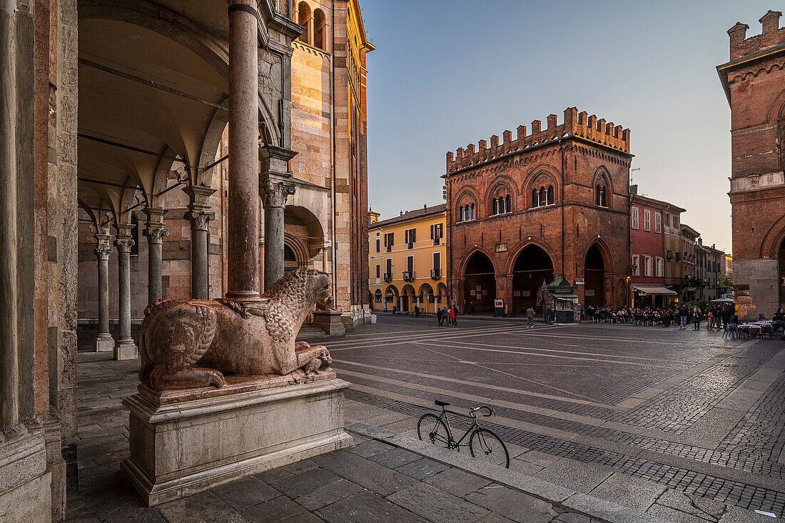  Statue of a lion at the main portal of the main façade, square with the cathedral of Cremona, Piazza Duomo Cremona, Cremona, province of Cremona, Lombardy, Italy, Europe 