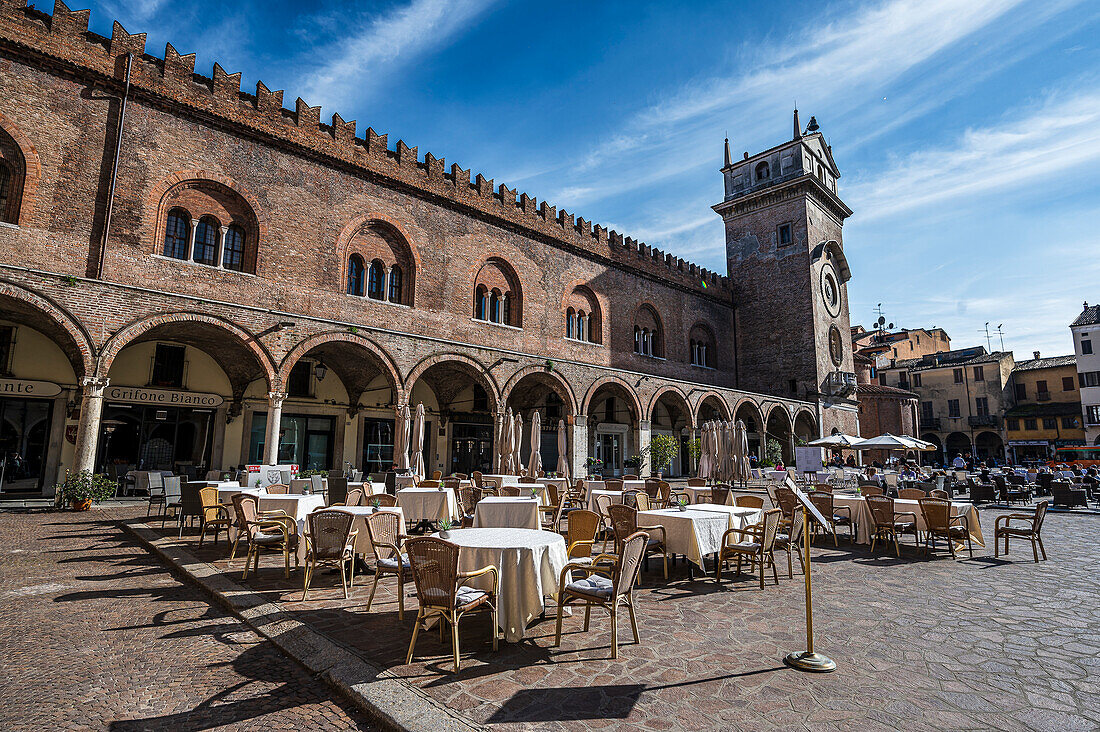  Cafe Restaurant at Piazza delle Erbe, City of Mantua, Province of Mantua, Mantova, on the River Mincio, Lombardy, Italy, Europe 