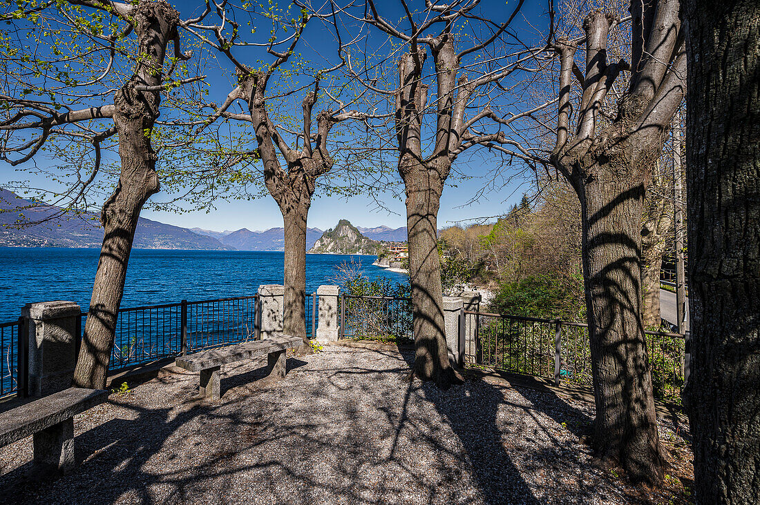  Beach of Spiaggia delle Cinque Arcate di Castelveccana near Castelveccana, Province of Varese, Lake Maggiore, Lombardy, Italy, Europe 