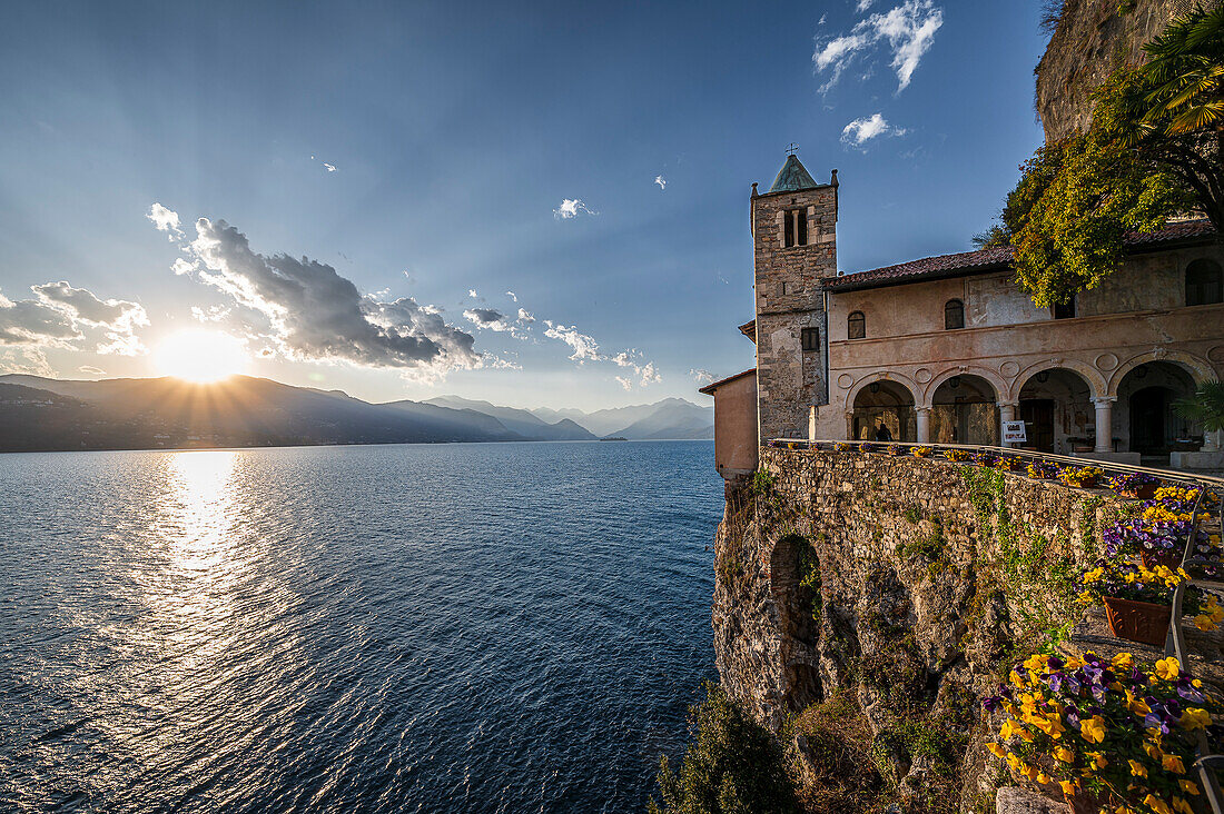 Kloster Santa Caterina del Sasso im Abendlicht, Provinz Varese, Lago Maggiore, Lombardei, Italien, Europa