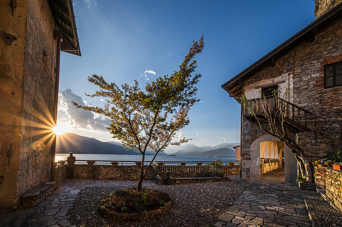 Kloster Santa Caterina del Sasso am Abend, Provinz Varese, Lago Maggiore, Lombardei, Italien, Europa