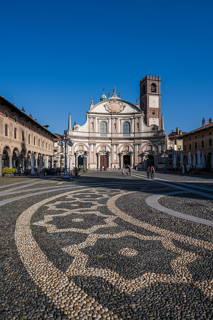  Piazza Ducale with Cathedral of Vigevano Cattedrale di Sant&#39;Ambrogio at the end of the square, Vigevano, Province of Pavia, Lombardy, Italy, Europe 