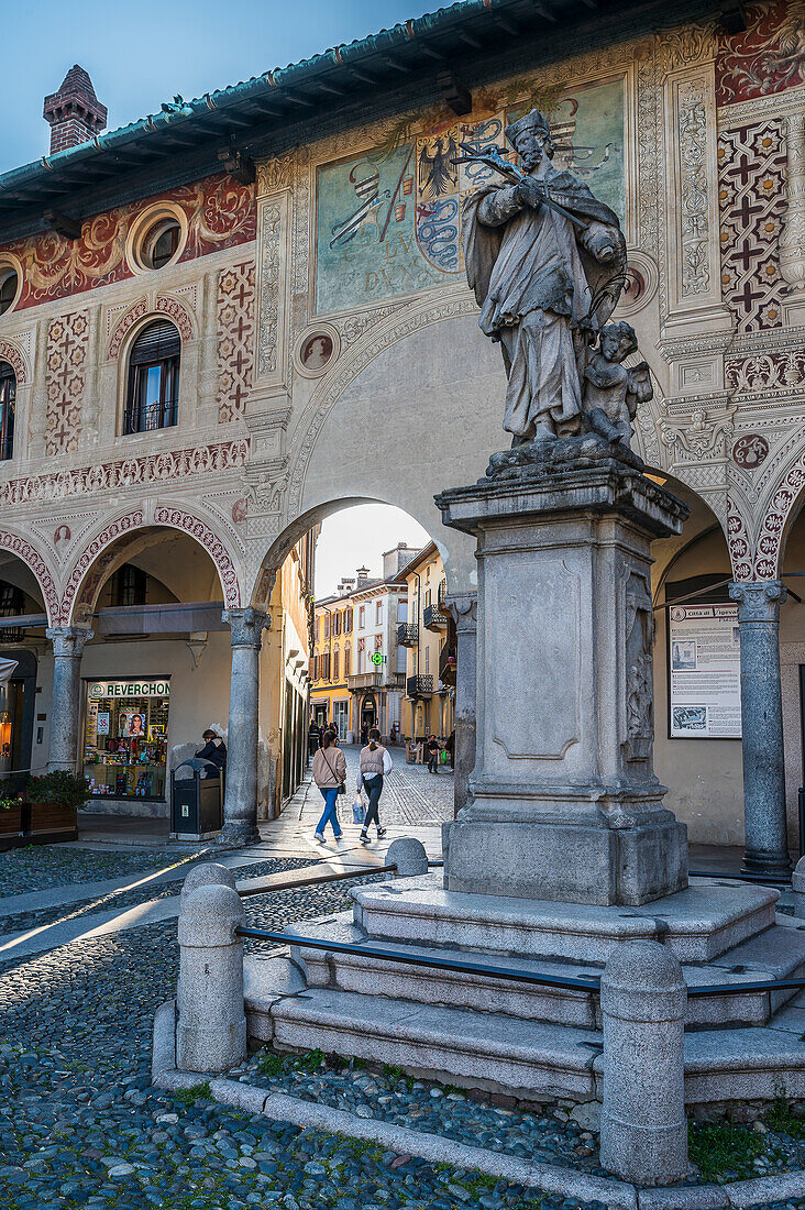  Piazza Ducale with monument statue San Giovanni Nepomuceno, Vigevano, Province of Pavia, Lombardy, Italy, Europe 