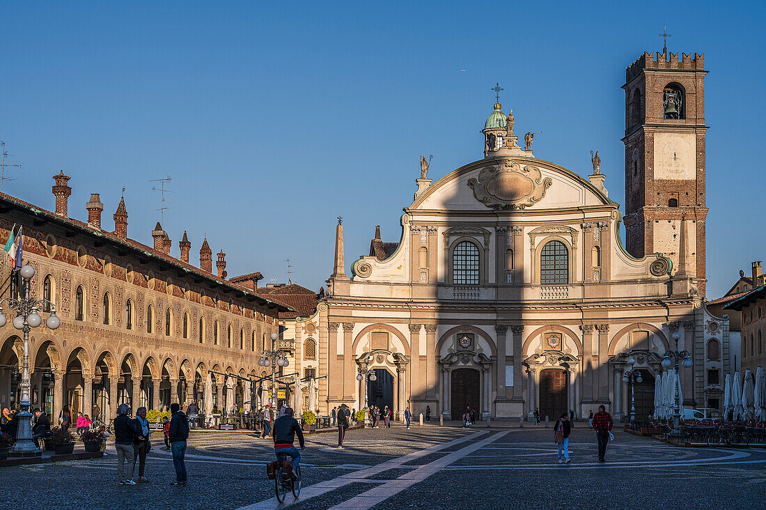  Piazza Ducale with Cathedral of Vigevanono Cattedrale di Sant&#39;Ambrogio at the end of the square, Vigevano, Province of Pavia, Lombardy, Italy, Europe 