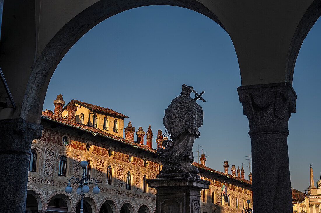  View through arcades to Piazza Ducale with Cathedral of Vigevanono Cattedrale di Sant&#39;Ambrogio at the end of the square, Vigevano, Province of Pavia, Lombardy, Italy, Europe 