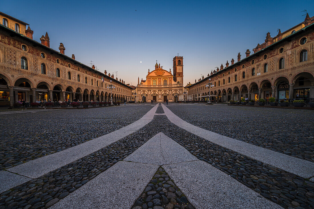  Piazza Ducale with Cathedral of Vigevanono Cattedrale di Sant&#39;Ambrogio at the end of the square, Vigevano, Province of Pavia, Lombardy, Italy, Europe 
