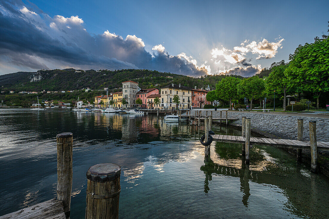 Blick auf Altstadt und Hafen von Pella am Westufer, Lago d’Orta, Provinz Novara, Region Piemont, Italien, Europa