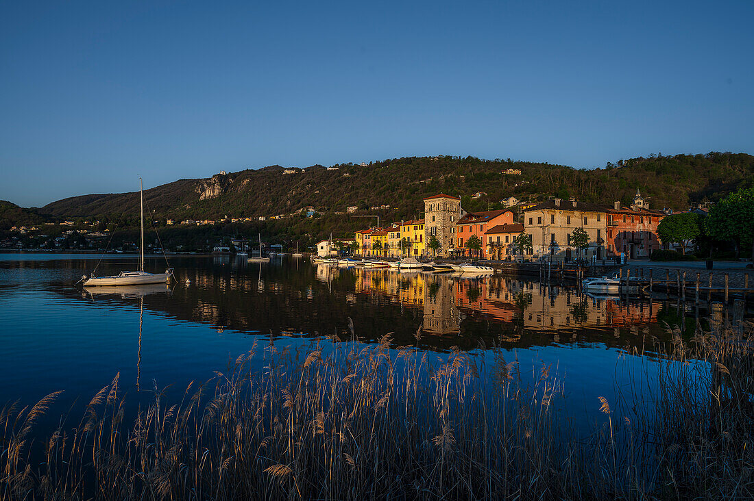 Blick auf Altstadt und Hafen von Pella, Lago d’Orta, Provinz Novara, Region Piemont, Italien, Europa