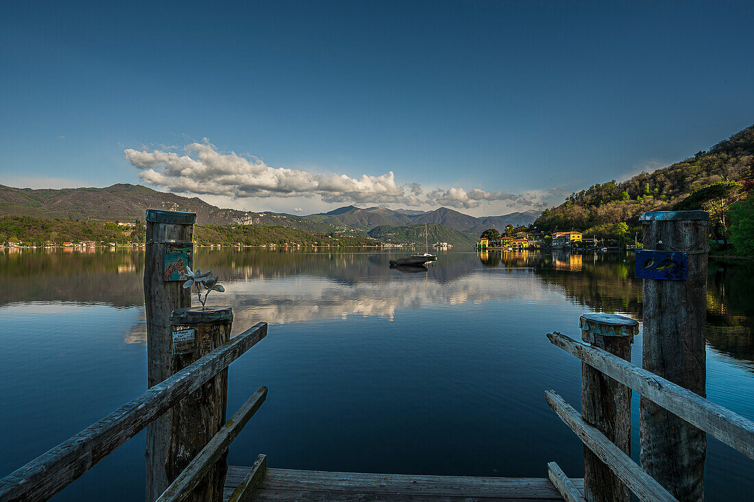 Blick auf den See von dem Strand Lido di Gozzano am Südende des Sees, Lago d’Orta, Provinz Novara, Region Piemont, Italien, Europa