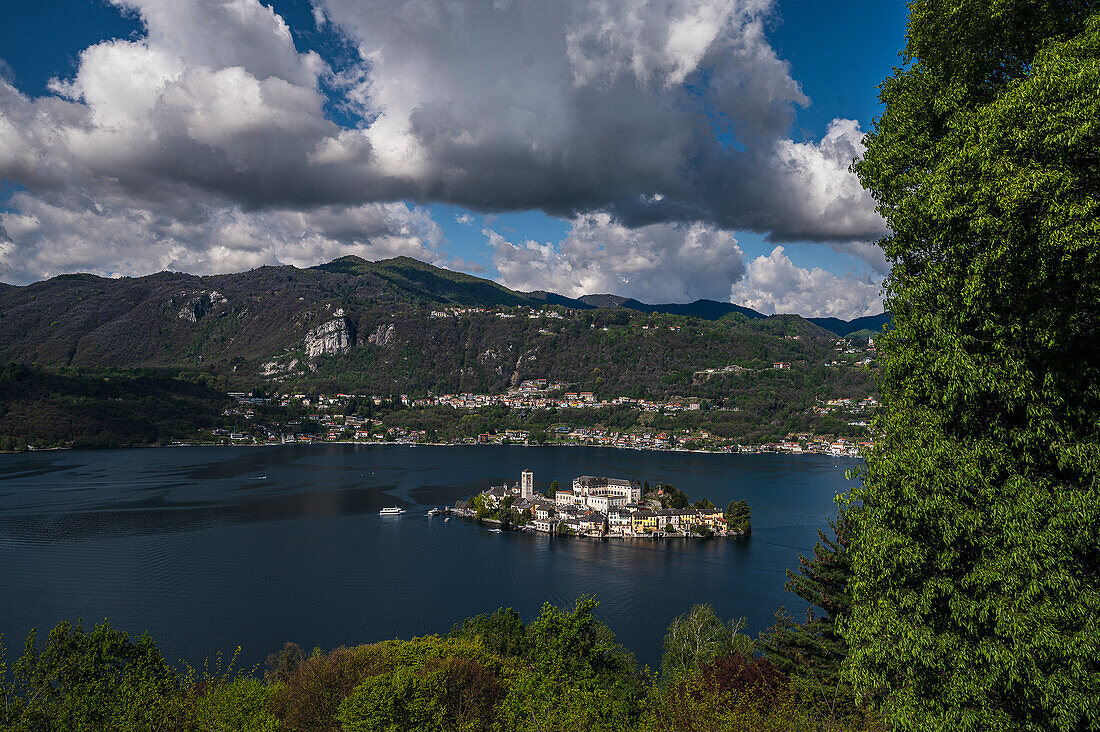 Aussichtspunkt beim Wallfahrtsort Sacro Monte d'Orta, Blick zur Insel Isola San Giulio, Lago d’Orta, Provinz Novara, Region Piemont, Italien, Europa
