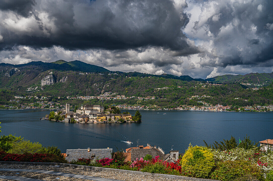 Aussichtspunkt über dem Ort Orta San Giulio zur Insel Isola San Giulio, Lago d’Orta, Provinz Novara, Region Piemont, Italien, Europa