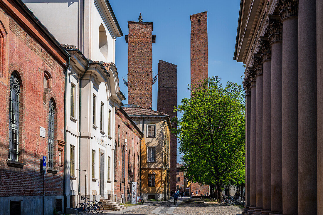  Family towers in the city of Pavia on the river Ticino, province of Pavia, Lombardy, Italy, Europe 