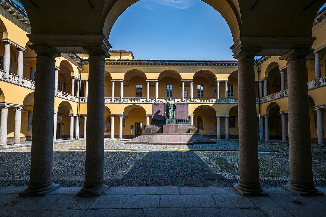 Innenhof der Universität Pavia, Stadt Pavia, Provinz Pavia, Lombardei, Italien, Europa