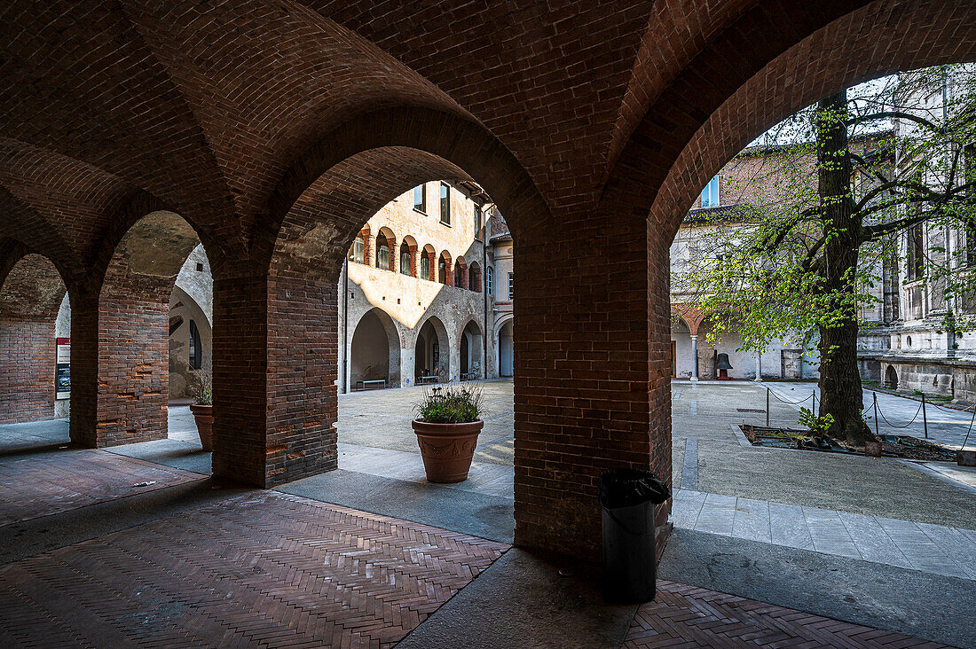  Cathedral of Pavia, city of Pavia on the river Ticino, province of Pavia, Lombardy, Italy, Europe 