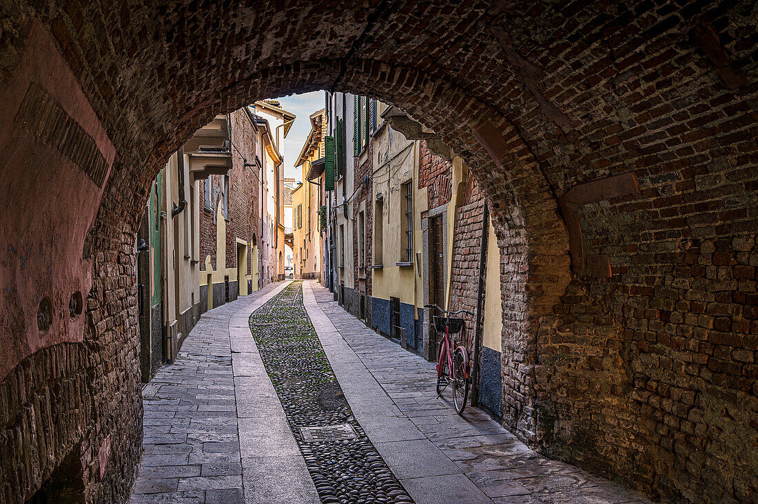 Gasse in der Altstadt der Stadt Pavia am Fluss Ticino, Provinz Pavia, Lombardei, Italien, Europa