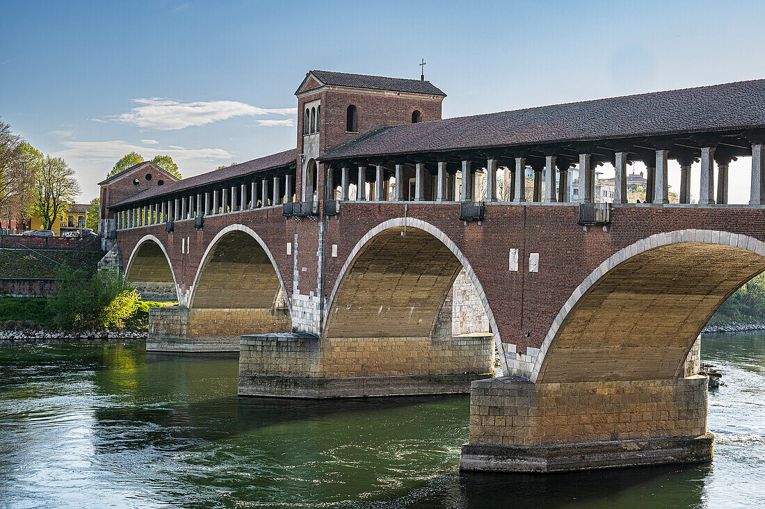 Historische Bogenbrücke Ponte Coperto über den Fluss Ticino am Morgen, Pavia, Provinz Pavia, Lombardei, Italien, Europa