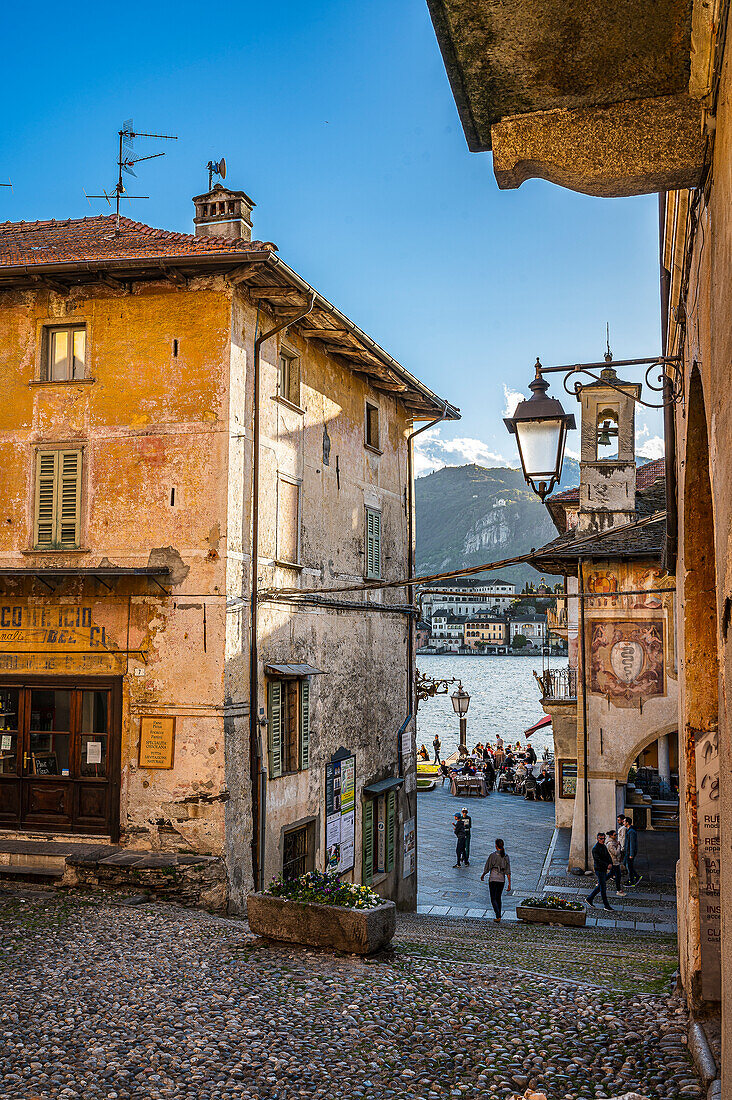 Alte Häuser und Blick zum Hafen, Piazza Motta, Orta San Giulio, Ortasee Lago d’Orta, Region Piemont, Italien, Europa