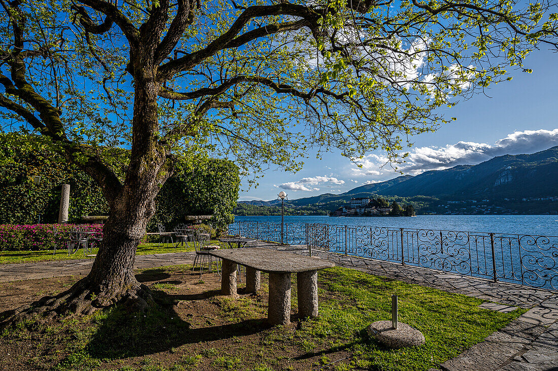 Garten und Aussichtsterrasse auf den See, Orta San Giulio, Ortasee Lago d’Orta, Region Piemont, Italien, Europa