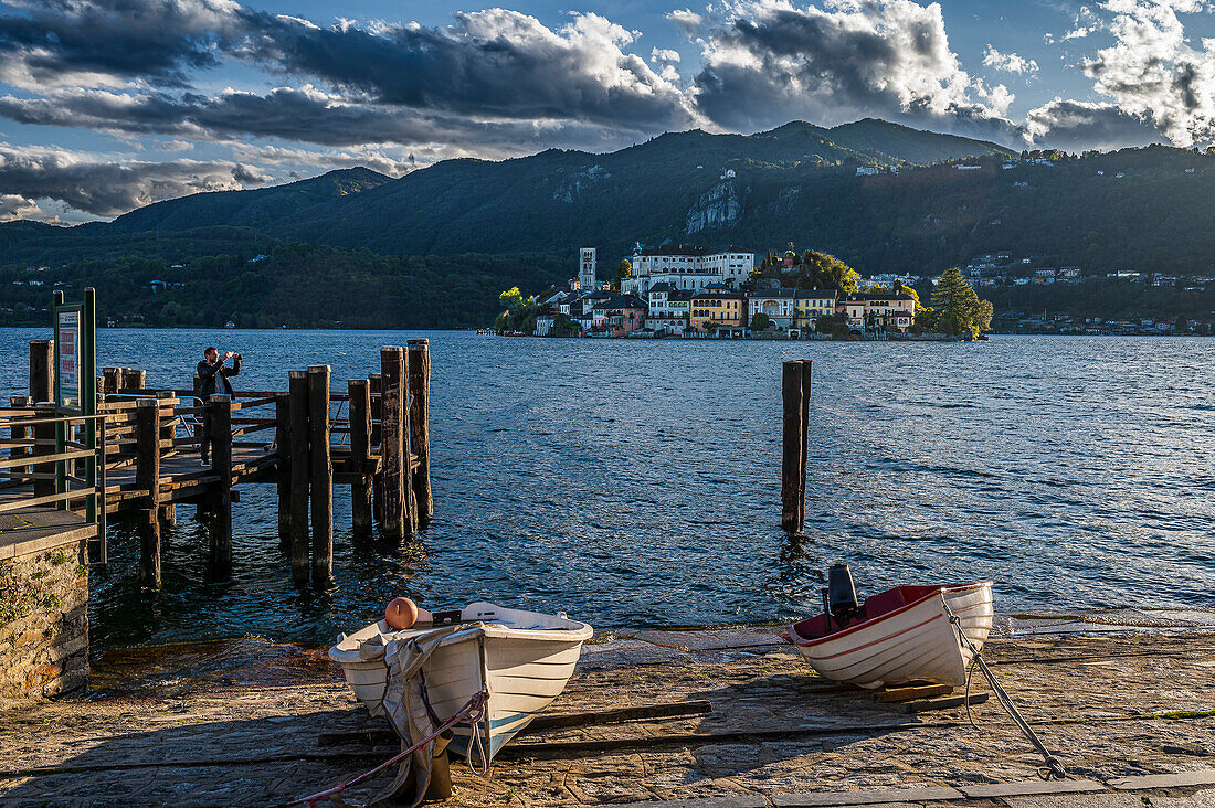 Boot beim Hotel Leon d'Oro und Blick zur Insel Isola San Giulio, Piazza Motta, Orta San Giulio, Ortasee Lago d’Orta, Region Piemont, Italien, Europa