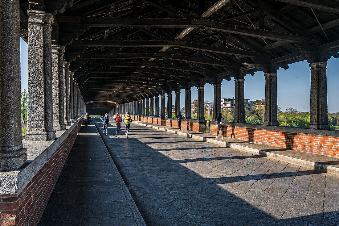 Überdachte Brücke Ponte Coperto über den Fluss Ticino, Pavia, Provinz Pavia, Lombardei, Italien, Europa