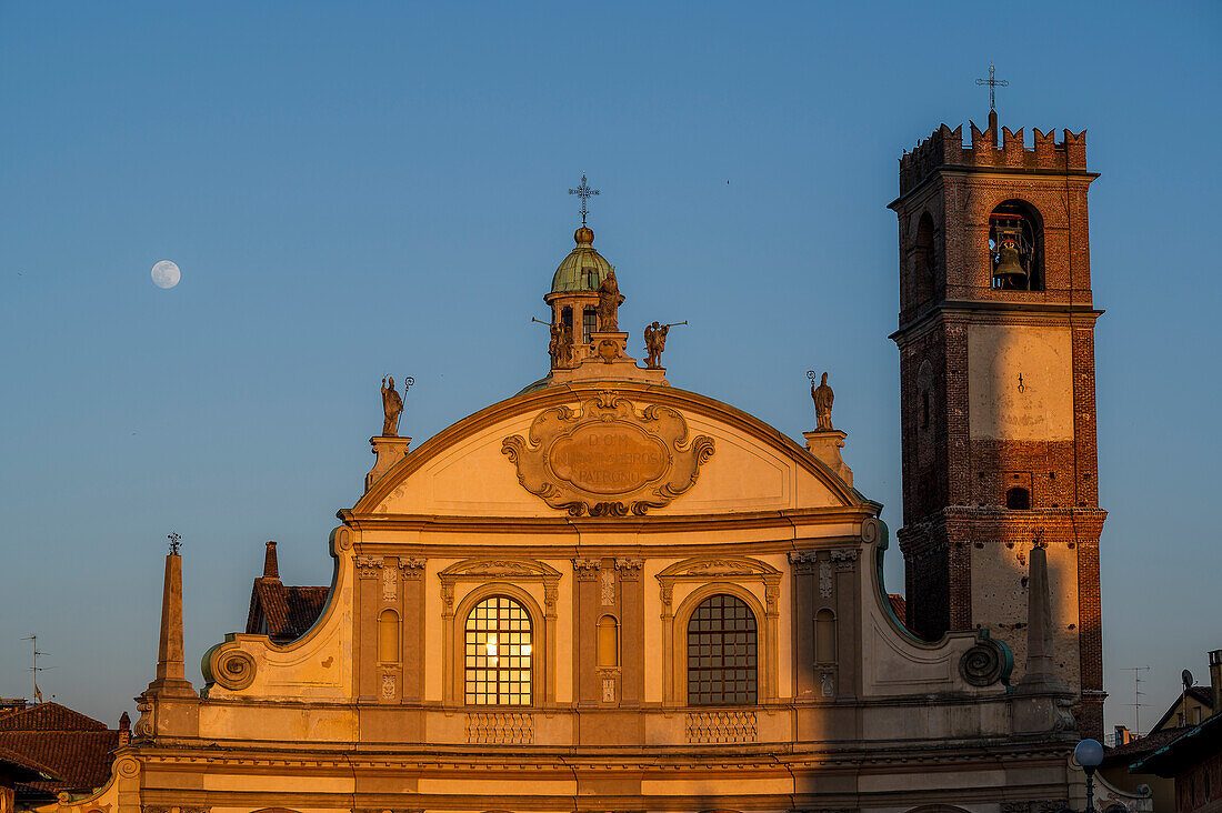  Piazza Ducale with Cathedral of Vigevanono Cattedrale di Sant&#39;Ambrogio at the end of the square, Vigevano, Province of Pavia, Lombardy, Italy, Europe 