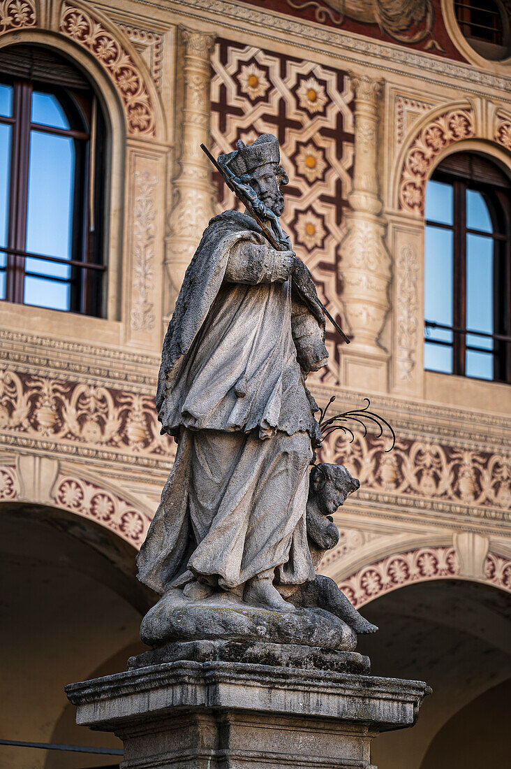 Platz Piazza Ducale mit Denkmal Statue San Giovanni Nepomuceno, Vigevano, Provinz Pavia, Lombardei, Italien, Europa