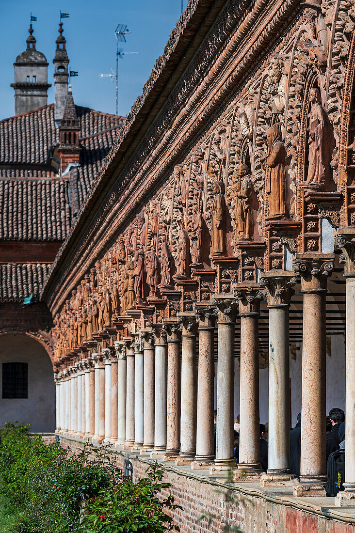 Great cloister of the Certosa di Pavia monastery (“Gratiarum Chartusiae”), Pavia province, Lombardy, Italy, Europe 