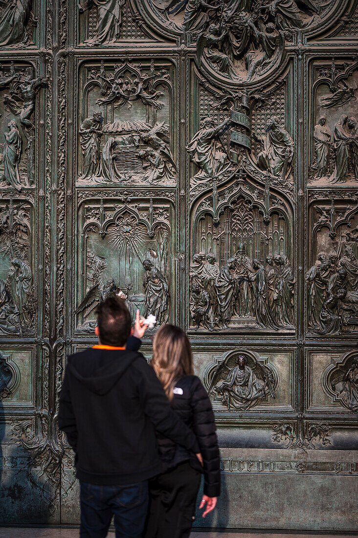  Main portal of the cathedral, Piazza del Duomo with the cathedral, Milan Cathedral, Metropolitan City of Milan, Metropolitan Region, Lombardy, Italy, Europe 