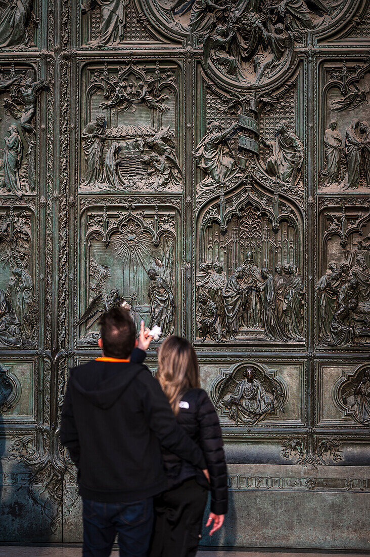 Menschen vor Hauptportal am Mailänder Dom Duomo di Milano, Piazza del Duomo, Mailand, Lombardei, Italien, Europa