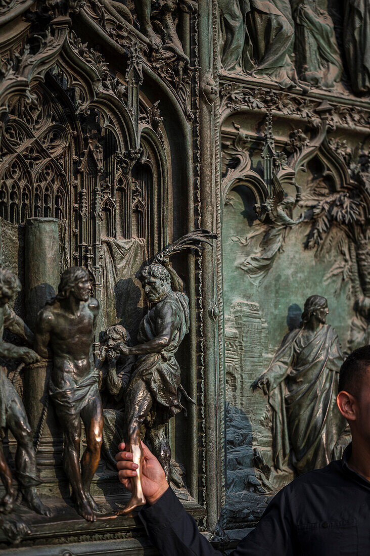  Main portal of the cathedral, Piazza del Duomo with the cathedral, Milan Cathedral, Metropolitan City of Milan, Metropolitan Region, Lombardy, Italy, Europe 